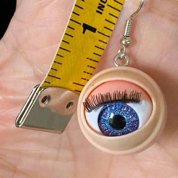Kitschy Unique Fun Opening & Closing Babydoll Eyes Earrings NEW - Picture 4 of 4